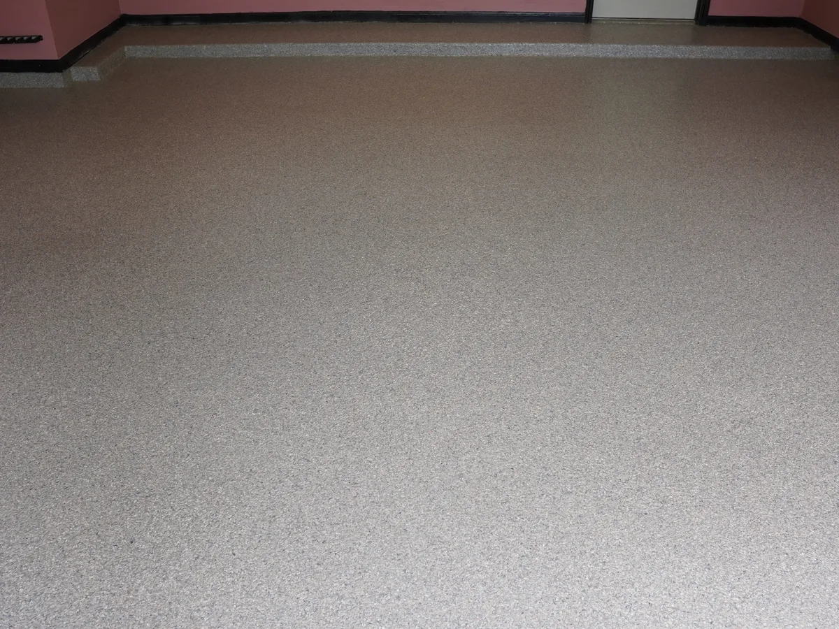 Full-broadcast decorative flake garage floor in a Houston home