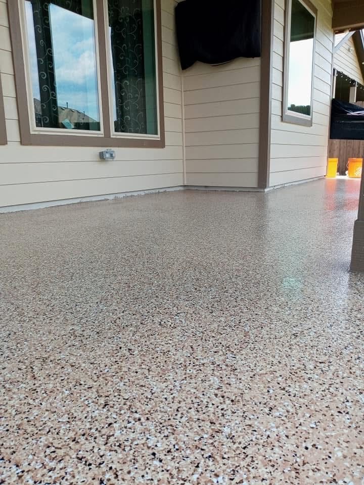 Light speckled flake coating on an outdoor patio